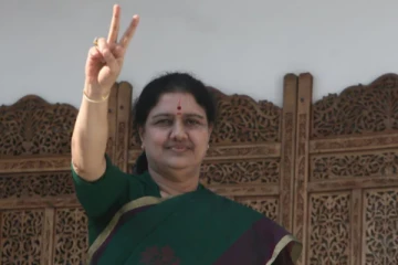 சசிகலாவுடன் அதிமுக நிர்வாகிகள் 5 பேர் செல்போன் உரையாடல்!பதறிப்போன இபிஎஸ்,ஓபிஎஸ்