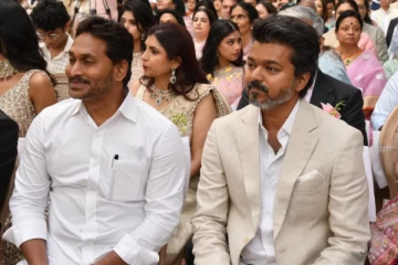 முன்னாள் முதல்வர் உறவினர் திருமணத்தில் கலந்துகொண்ட விஜய்.. வைரலாகும் புகைப்படங்கள்