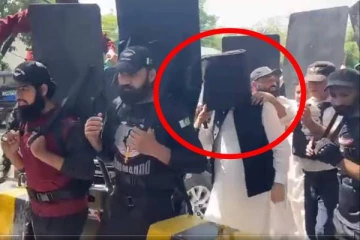 தலையில் துப்பாக்கி குண்டு கவசம்..!நீதிமன்றத்தில் ஆஜரான முன்னாள் பிரதமர் இம்ரான் கான்: வீடியோ