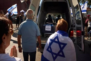 காசாவில் மனிதாபிமான பரிமாற்றம் ; ஹமாஸ் ஒப்படைத்த இரு பணயக்கைதிகள்