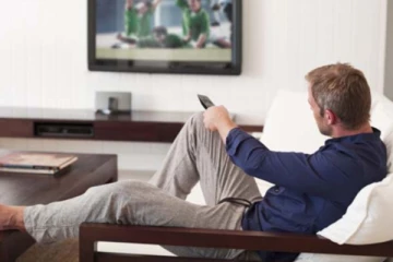 படுத்துக் கொண்டே டிவி பார்ப்பவரா நீங்கள்? ஆபத்தை தெரிஞ்சிக்கோங்க