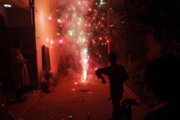 அதிகாலையில் பட்டாசு கொளுத்திக்கொண்டிருந்த இளைஞர்களை மோதித்தள்ளிய லொறி