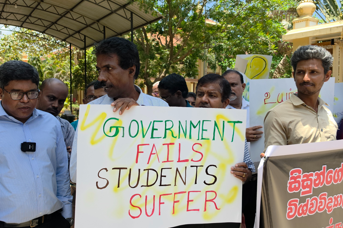 மாணவர்களின் உரிமைகளை உறுதிப்படுத்தக் கோரி யாழ். பல்கலைக்கழக ஆசிரியர்கள் போராட்டம் | Jaffna University Teachers Protest
