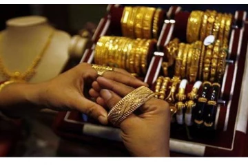 மலைப்போல் சரிந்த தங்கம் விலை - முண்டியடித்து வாங்க செல்லும் இல்லத்தரசிகள்