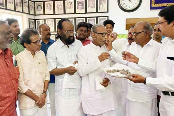 ‘‘விடுதலைப்புலிகளின் இறுதி யுத்த நகர்வை துள்ளியமாக கண்காணித்த முக்கியஸ்தர் குழு மீண்டும் களமிறக்கம்’’ | Pazha Nedumaran Prabakaran Wife Daughter Are Alive