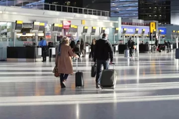 இங்கிலாந்தில் 200-க்கும் மேற்பட்ட விமான சேவைகள் ரத்து