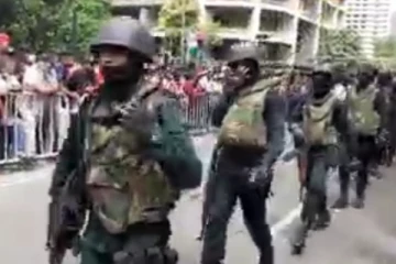 ගෙදර කෑම තියනවද..? අම්මට බෙහෙත් තියනවද. ? හමුදාව මන්දිරයෙන් ඉවත්වුණු අවස්ථාව.. (VIDEO)