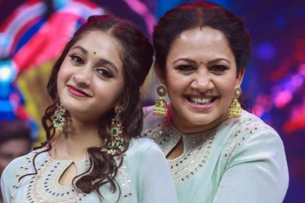 தொகுப்பாளினி அர்ச்சனாவின் மகள் சாரா வாங்கிய புதிய கார்.. விலை இவ்வளவு லட்சமா | Vj Archana Daughter Zaara Bought New Car