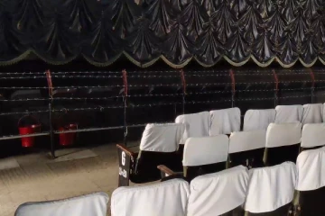 ஸ்கிரீன் முன்பு  முள்வேலி போட்ட தியேட்டர்! இந்த நடிகரின் ரசிகர்களை பார்த்து பயமாம்