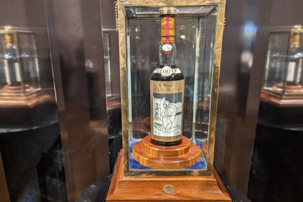 விஸ்கி ஒரு போத்தல் இதனை கோடியா! அதிர்ச்சியில் உறைந்த மது பிரியர்கள்! | Malt Whiskey Auction 23 Crores