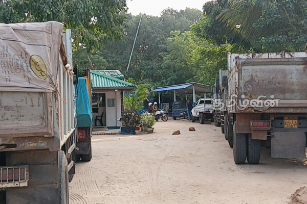 மணல் ஏற்றிய போது வசமாக சிக்கிய டிப்பர் சாரதிகள் | Police Seize 5 Tippers Loaded With Sand