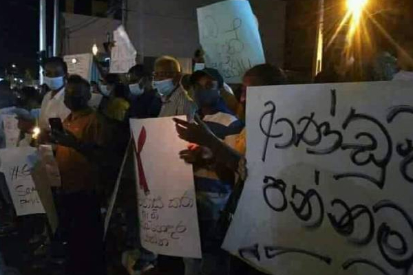 ஆர்ப்பாட்டக்காரர்கள் மீது கண்ணீர் புகைக்குண்டு வீசிய பொலிஸார்! பெரும் பரபரப்பு | Police Smoke Tears On Demonstrators Attack ஆர்ப்பாட்டக்காரர்கள் மீது கண்ணீர் புகைக்குண்டு வீசிய பொலிஸார்! பெரும் பரபரப்பு | Police Smoke Tears On Demonstrators Attack