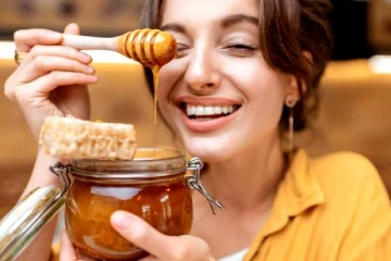 தேனுடன் கலந்து போடுங்க.. முகம் பொலிவாகும்