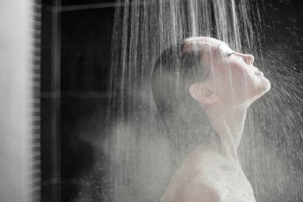 தினமும் குளிப்பதால் உடலில் இந்த பாதிப்பு ஏற்படுமா? | Is Showering Daily Good For Hair Health