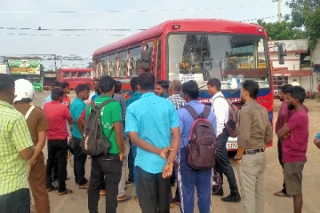 யாழிலிருந்து அரச உத்தியோகத்தர்களை ஏற்றி சென்ற பேருந்து வழிமறிக்கப்பட்டமையால் அமைதியின்மை (photos)