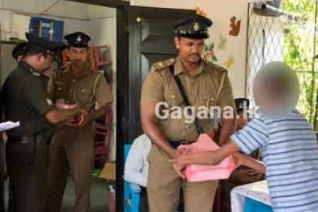 සුරාබදු නිලධාරින් ගෙන් පාසල් සිසුන්ට පාවහන්