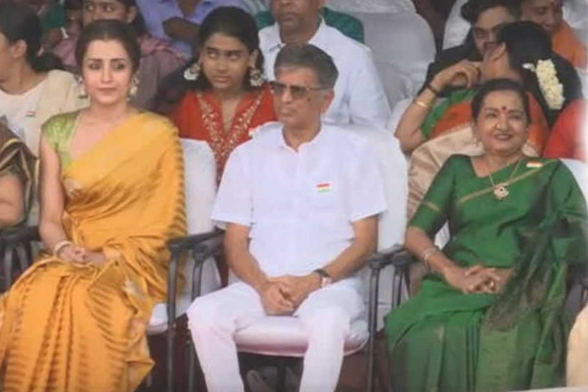 திரிஷாவை முதல்வரின் தந்தை கண்டுக்கொள்ளவில்லையா!! மாறனுக்கு டீகோடிங் காட்டிய ரசிகர்கள்.. | Vijay Parents Trisha Wears Tri Colour Dress திரிஷாவை முதல்வரின் தந்தை கண்டுக்கொள்ளவில்லையா!! மாறனுக்கு டீகோடிங் காட்டிய ரசிகர்கள்.. | Vijay Parents Trisha Wears Tri Colour Dress