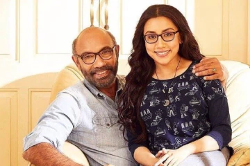 படுகிளாமராக நடிகர் சத்யராஜின் மகள் திவ்யா கொடுத்த போஸ்.. ஷாக்கான ரசிகர்கள்