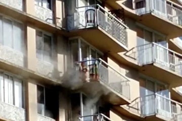 பற்றியெரிந்த அடுக்குமாடி குடியிருப்பு: கரும் புகைக்குள் சிக்கிய முதியவர்