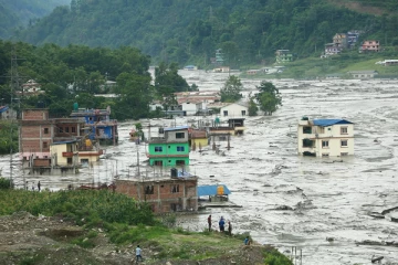நேபாளத்தில் ஏற்பட்ட வெள்ளம் மற்றும் நிலச்சரிவில் சிக்கி 104 பேர் உயிரிழப்பு