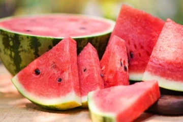 தர்பூசணியை அதிகமா சாப்பிடாதீங்க.. இந்த பிரச்சினை வருமாம்