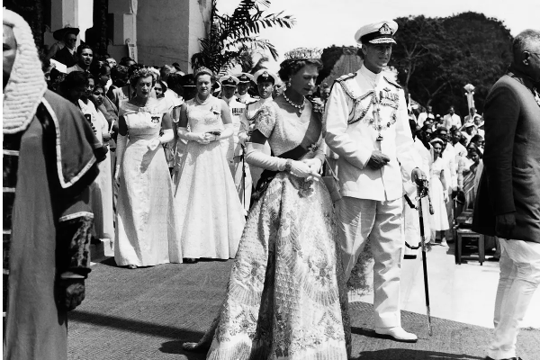 பிரித்தானிய மகாராணியையே காக்க வைத்த தமிழனைத் தெரியுமா ? - ஐபிசி தமிழ்