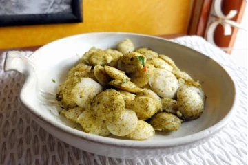 ரத்த சோகையை நீக்கும் கருவேப்பிலை பொடி இட்லி! செய்வது எப்படி?