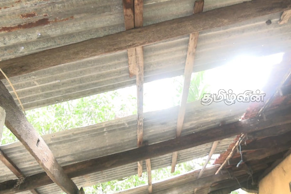 யாழில் வெள்ளத்தால் பாதிக்கப்பட்ட மக்களின் மன வேதனை! செய்தி சேகரித்த ஊடகவியலாளருக்கும் அச்சுறுத்தல்.. | The Mental Anguish Of The Flood Affected People யாழில் வெள்ளத்தால் பாதிக்கப்பட்ட மக்களின் மன வேதனை! செய்தி சேகரித்த ஊடகவியலாளருக்கும் அச்சுறுத்தல்.. | The Mental Anguish Of The Flood Affected People