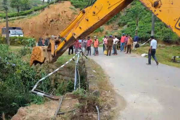 ஹட்டன் - நோர்டன் பிரதான வீதியின் பாலத்தை புனரமைக்கும் இராணுவத்தினர் | Castlereigh Dam Road Reconstruction Work ஹட்டன் - நோர்டன் பிரதான வீதியின் பாலத்தை புனரமைக்கும் இராணுவத்தினர் | Castlereigh Dam Road Reconstruction Work