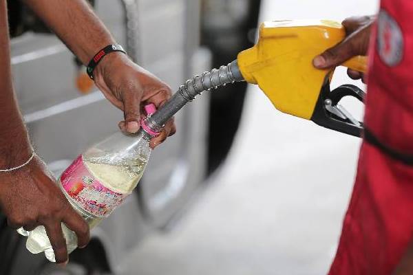 ஒரு லீட்டர் பெற்றோலின் விலை ரூ.2 மட்டும் தான்... எந்த நாட்டில் தெரியுமா? | Price Of A Liter Of Petrol Is Rs 2 Which Country