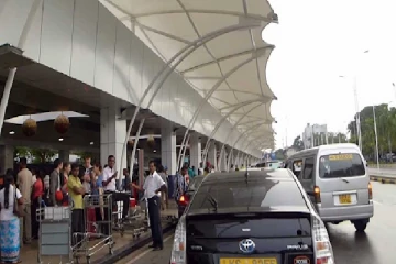 யாழ் தொழிலதிபருக்கு விமான நிலையத்தில் சம்பவம் செய்த தரகர் ; பறிபோன பல இலட்சங்கள்!