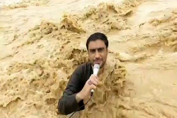 வெள்ளக்காட்சியை நேரடியாக தெரிவித்த செய்தியாளரை அடித்துச் சென்றது வெள்ளம் | Live Broadcast Journalist Disappears In Floods