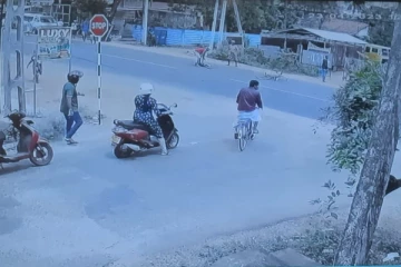 வவுனியாவில் மூன்று வாகனங்கள் மோதி விபத்து: மாணவன் உட்பட இருவர் படுகாயம் (Photos)