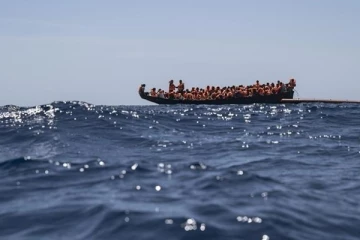 காணாமல் போன மூன்று படகுகள் - 300 ற்கும் மேற்பட்ட குடியேற்றவாசிகள் மாயம்