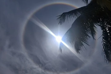 சூரியனை சுற்றி ஒளிவட்டம் எவ்வாறு உருவாகின்றது?