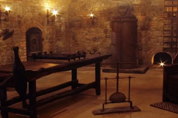 தென்னிலங்கையில் கண்டுபிடிக்கப்பட்ட சித்திரவதை கூடம் : அதிர்ச்சியில் காவல்துறையினர்