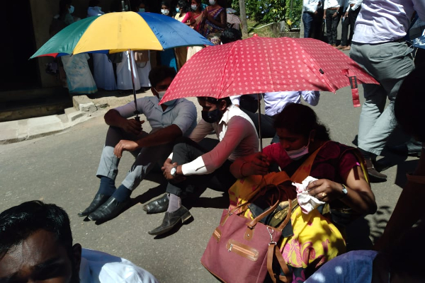 கொளுத்தும் வெயிலில் நீதி கேட்டு வீதிக்கு இறங்கிய முன்னாள் ஆசிரிய உதவியாளர்கள்! ஆளுநர் செயலகம் முன் போராட்டம் (படங்கள்) - ஐபிசி தமிழ்