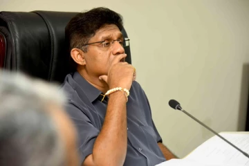 சஜித் பிரேமதாஸவால் கிளிநொச்சி மத்திய கல்லூரிக்கு பேருந்து கையளிப்பு (photo)
