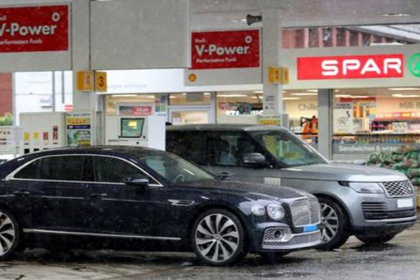 பிரித்தானியாவில் பெற்றோலுக்காக 7 மணித்தியாலம் காத்திருந்த பிரபல கால்பந்து வீரர்! | Football Player Waited 7 Hours Petrol In Britain