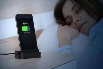 இரவில் மொபைல் போனை சார்ஜ் செய்பவரா நீங்கள்? அப்போ இந்த தவறுகளை செய்திடாதீங்க