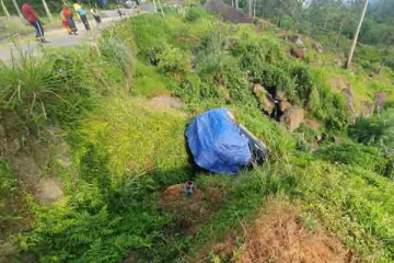தலைகுப்புற கவிழ்ந்த பொலிஸ் ஜீப்; மூவர் வைத்தியசாலையில்
