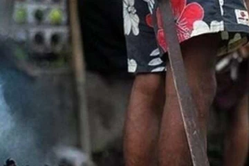 வவுனியாவில் வீடு புகுந்து வாள்வெட்டு: வாளை பறித்து திருடனை வெட்டிய வீட்டு உரிமையாளர்