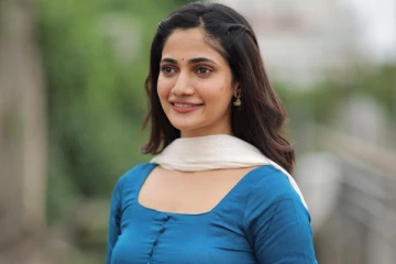 லாஸ்லியாவின் அழகிய மொட்டைமாடி போட்டோஷூட்