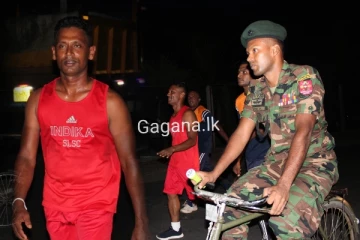 මෙරට හමුදා නිලධාරියෙක් වාර්තාවක් තබන්න යයි.(VIDEO/PHOTOS)