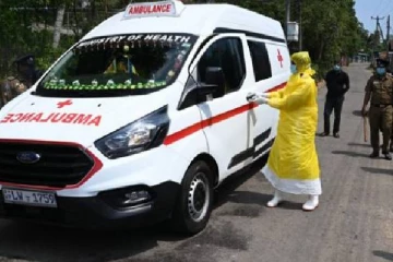 அவசர நோயாளர் காவு வண்டி தாதியின் முகம் சுழிக்கவைக்கும் செயல்!