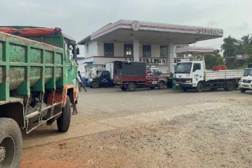 மன்னார் எரிபொருள் நிலையங்களில் தொடர்ந்து நிலவி வரும் தட்டுப்பாடு