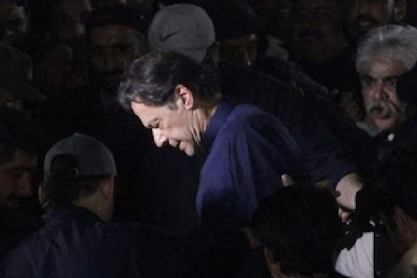 இம்ரான்கான் தலைமறைவு : கோடிக்கணக்கில் ஊழல் , செக்வைத்த அரசாங்கம் பதட்டத்தில் பாகிஸ்தான் | Mran Khan Evades Arrest Pakistan இம்ரான்கான் தலைமறைவு : கோடிக்கணக்கில் ஊழல் , செக்வைத்த அரசாங்கம் பதட்டத்தில் பாகிஸ்தான் | Mran Khan Evades Arrest Pakistan