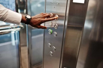 வைத்தியசாலையில் மின்சாரம் துண்டிப்பு - லிப்டில் சிக்கிக் கொண்ட 10 பேர்