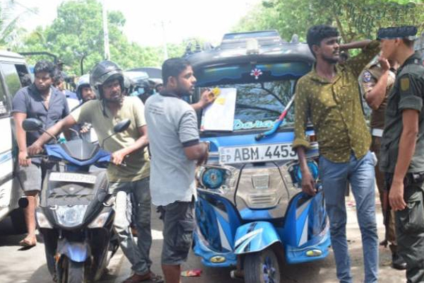 வாழைச்சேனையில் குழப்ப நிலை: பெற்றோலுக்கு பதிலாக வந்த டீசல் | Valachchenai Fuel Station Peoples Petrol Diesel