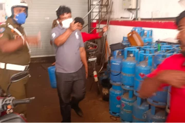 வவுனியா எரிபொருள் நிலையத்தினை முற்றுகையிட்ட பொதுமக்கள்: பாதுகாப்பு பிரிவினர் வரவழைப்பு(Photos)